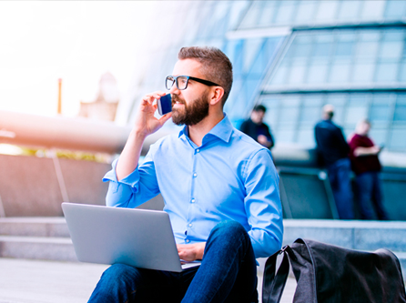 Chico sonriendo en una estantería