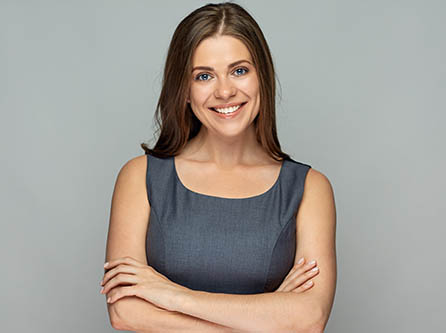 chica mirando al frente