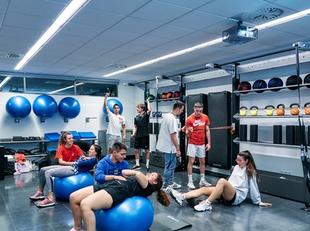 alumnos en clase deporte